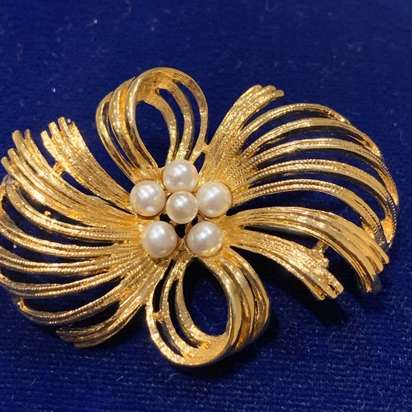 Gold plated Pearl Brooch by Vendome - Picture 2 of 3